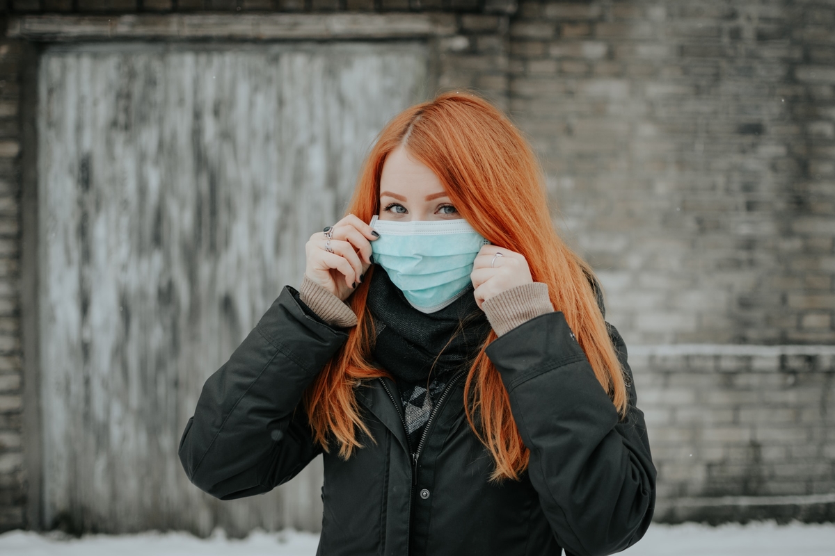 Jeune fille avec un masque anti-viral